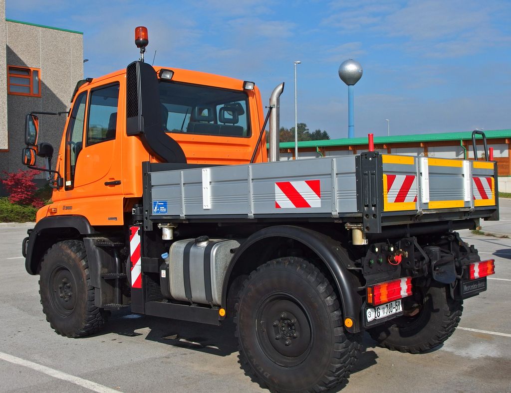 UNIVERZALNO RADNO VOZILO MERCEDES-BENZ UNIMOG U 300