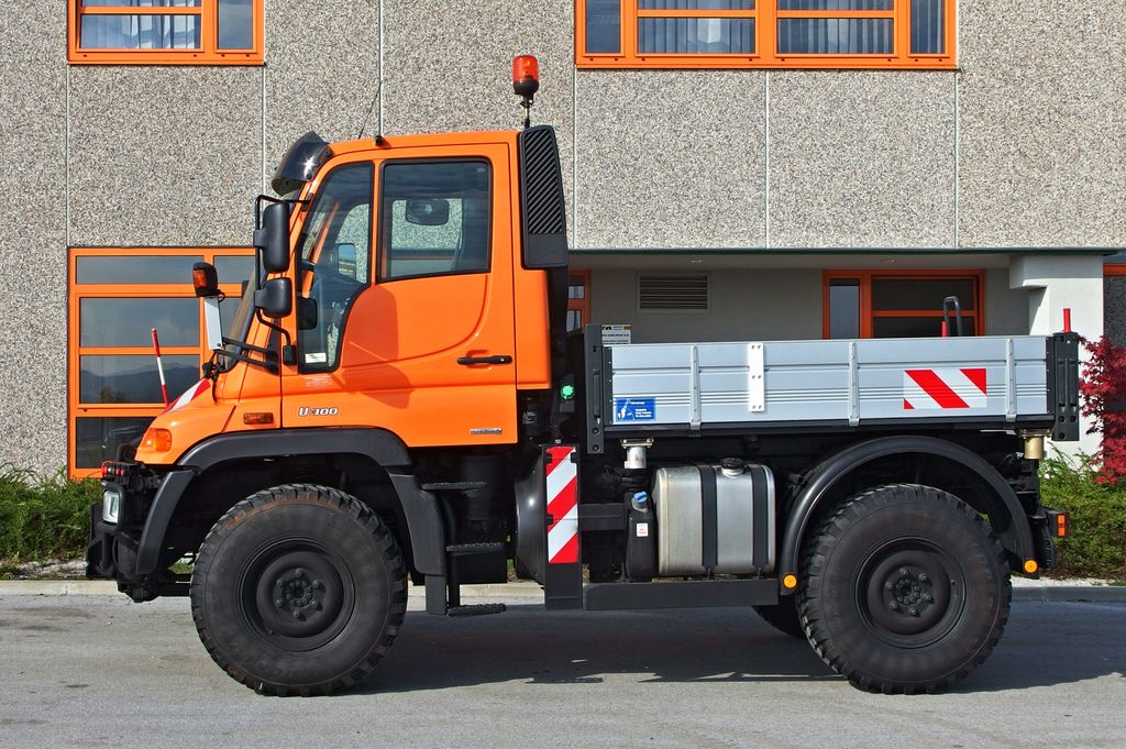 UNIVERZALNO RADNO VOZILO MERCEDES-BENZ UNIMOG U 300