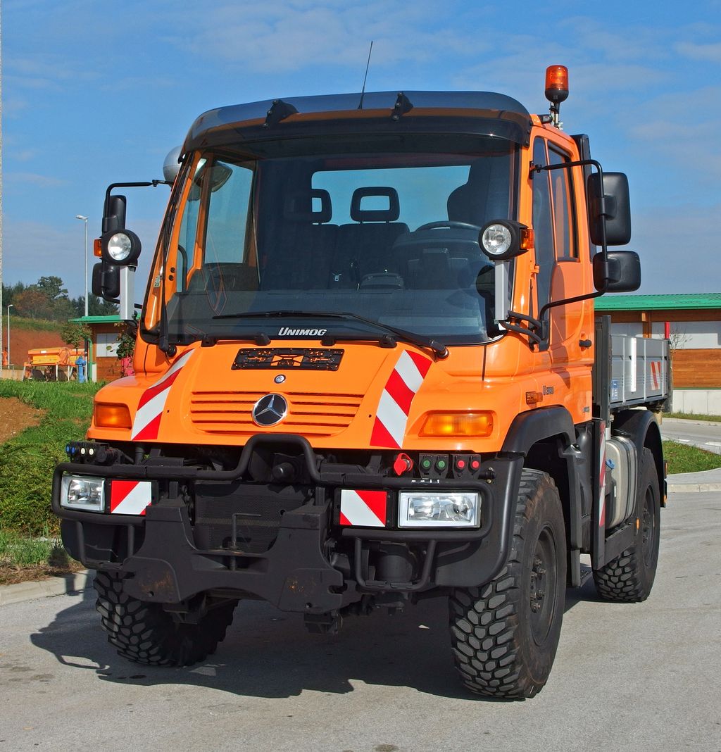 UNIVERZALNO RADNO VOZILO MERCEDES-BENZ UNIMOG U 300